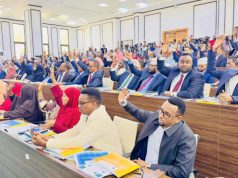 Baarlamaanka Soomaaliya labadiisa aqal oo cod aqlabiyad ah ku ansixiyey dastuurka cusub ee dalka